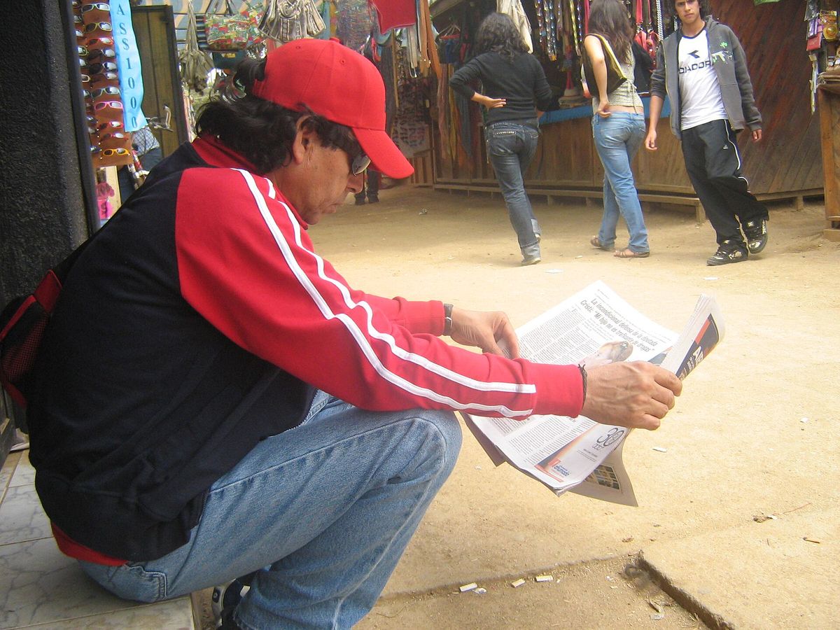 A man reading Las Últimas Noticias .