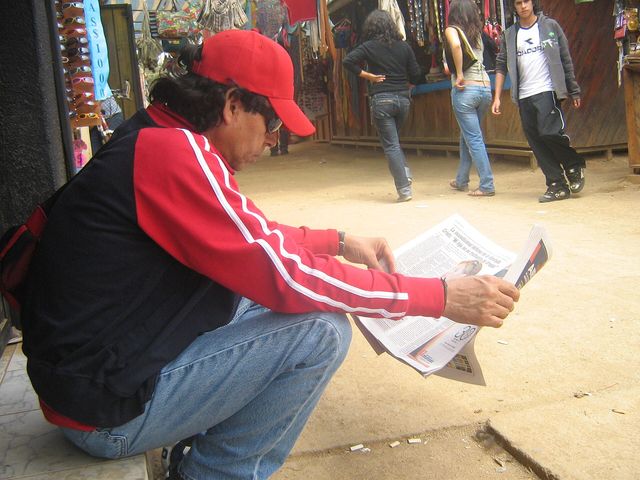 A man reading Las Últimas Noticias .